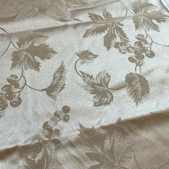 Round  Tablecloth - Picture 6 of 8